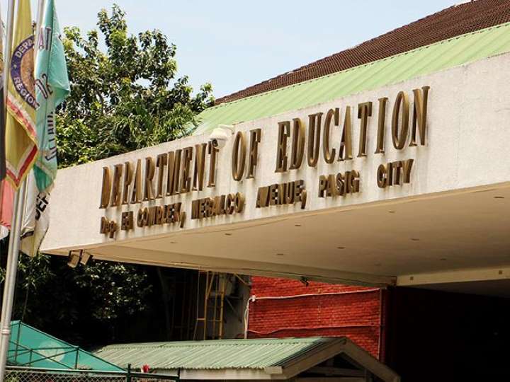 DepEd plans to release employees' salaries early